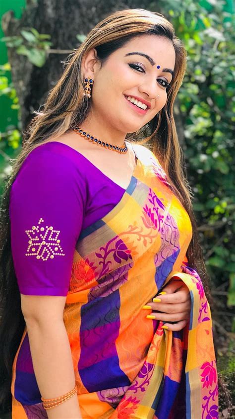 Free Aunty In Saree Photos